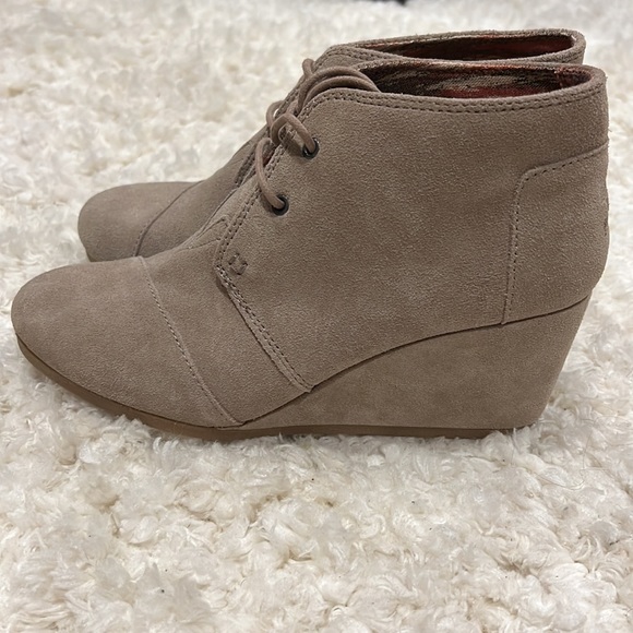 NWOT Toms Taupe Suede Lace Up Wedge, Excellent Condition, Never Worn. Size 9 - Picture 3 of 7